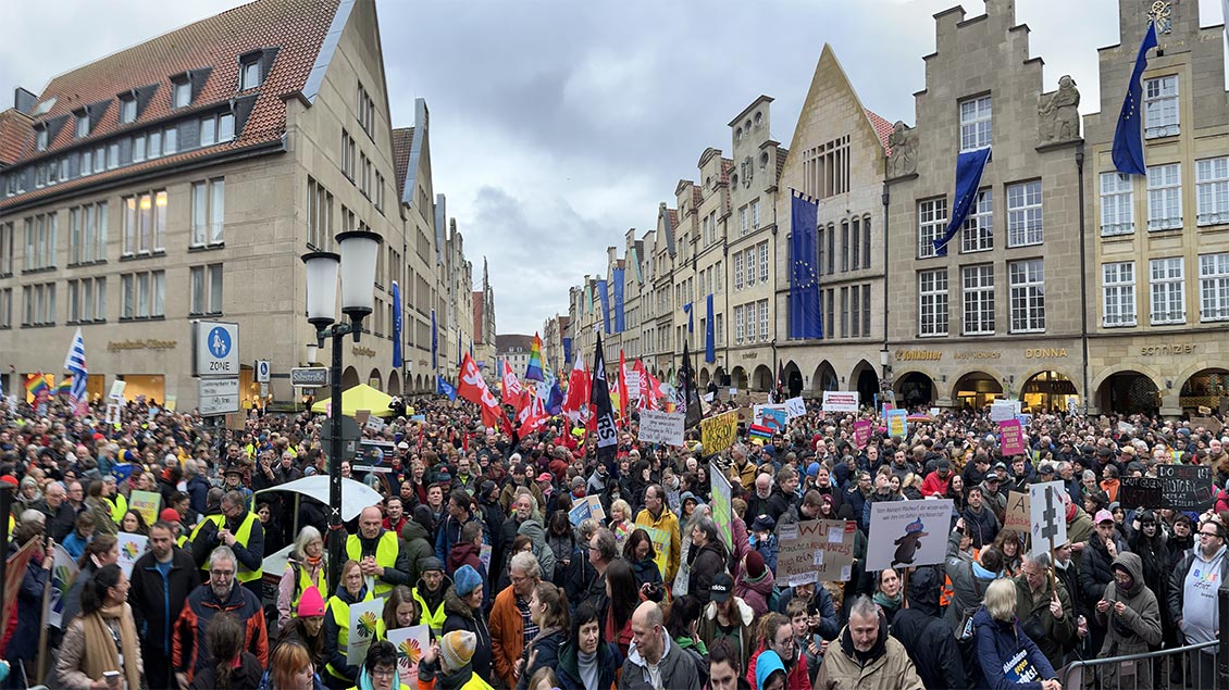 Viele Menschen demonstrieren auf dem Prinzipalmarkt in Münster.