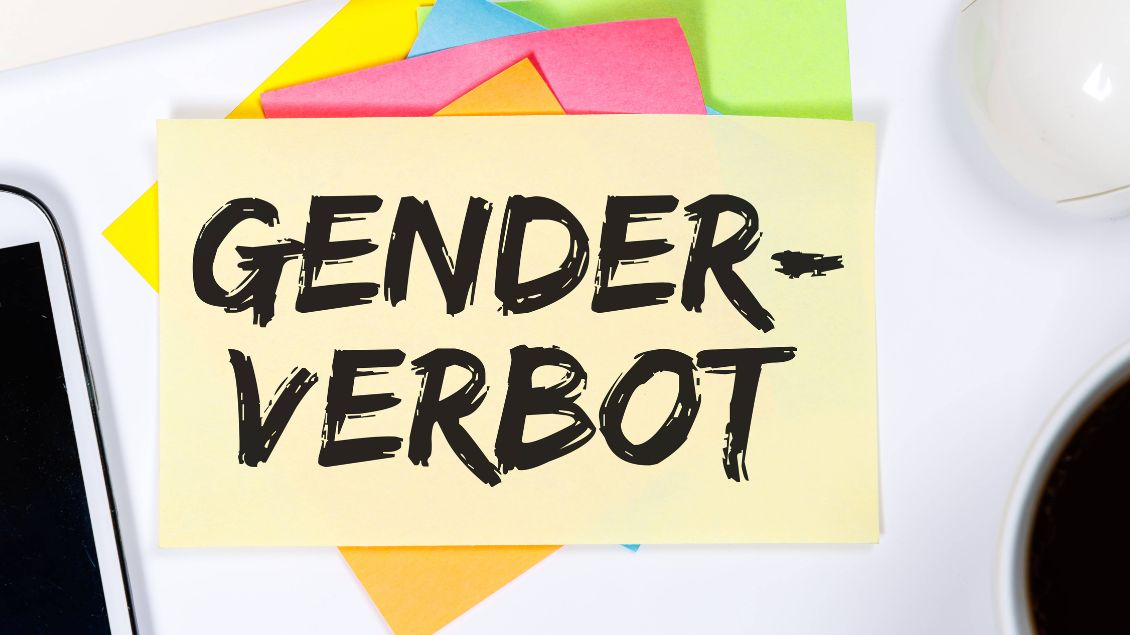 Zettel mit Aufschrift "Genderverbot"