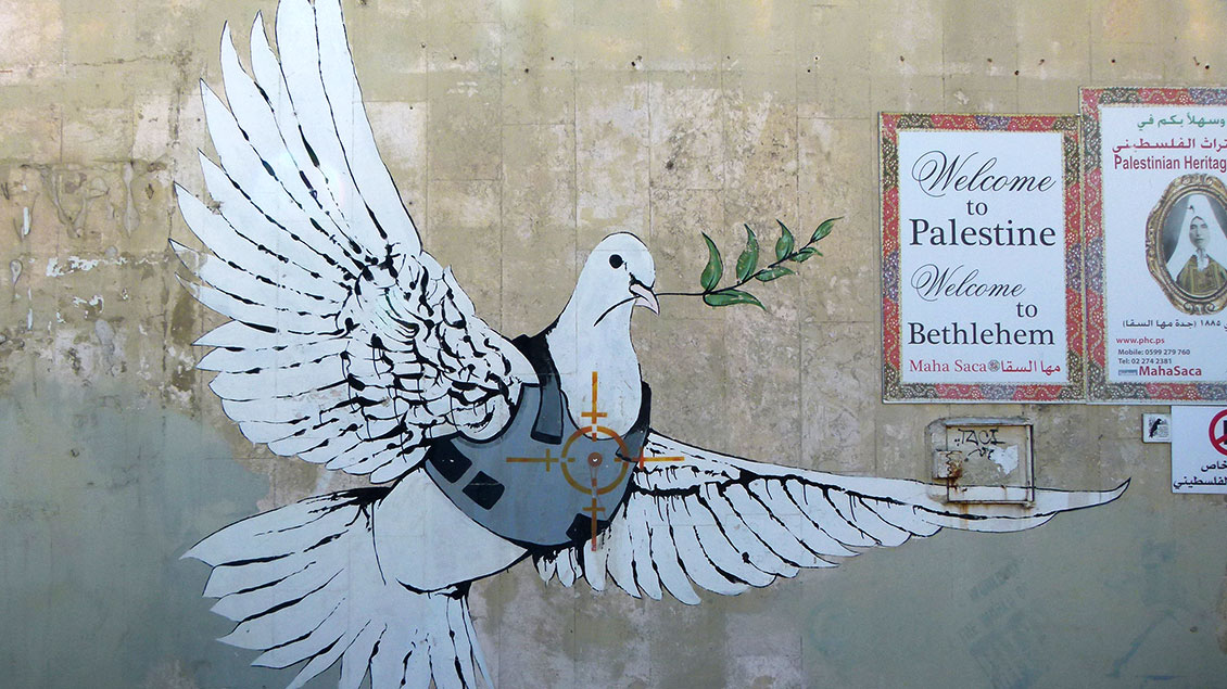Die Friedenstaube mit schusssicherer Weste des Graffiti-Künstlers Bansky.