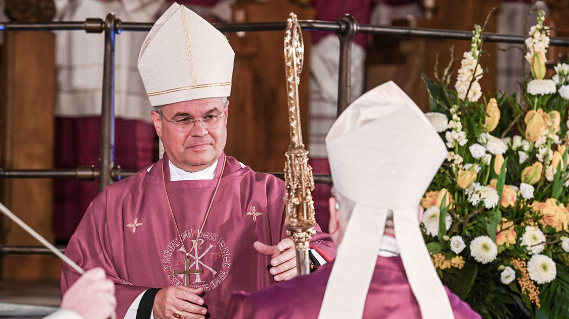 Erzbischof Bentz hält seinen neuen Bischofsstab.