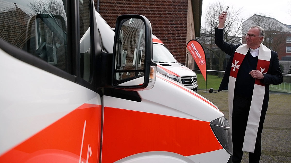 Christian Schmitt segnet die Herzenswünsche-Krankenwagen