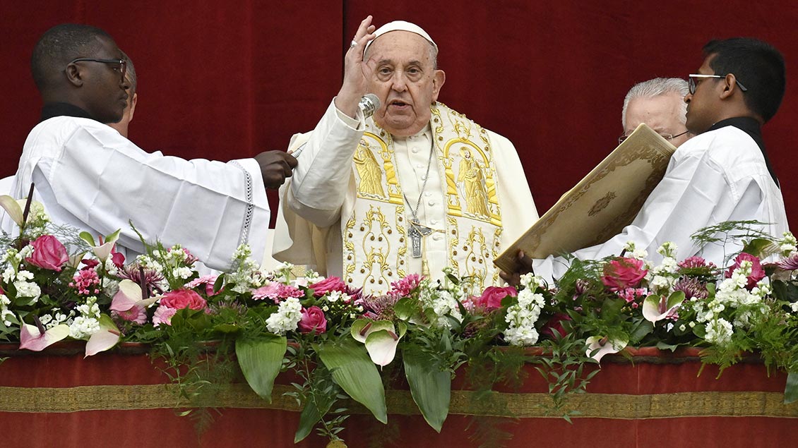 Papst Franziskus segnet