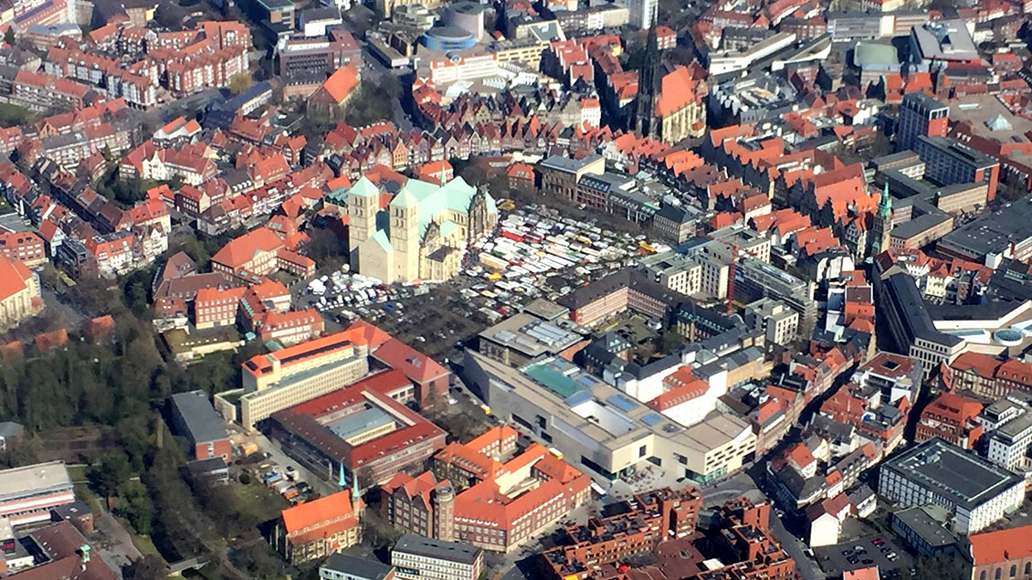 Luftbild des Doms in Münster
