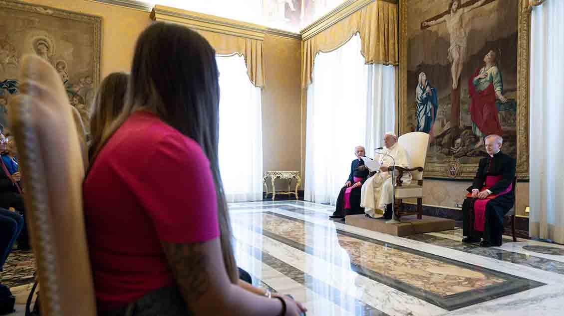 Papst bei Audienz mit Frauen
