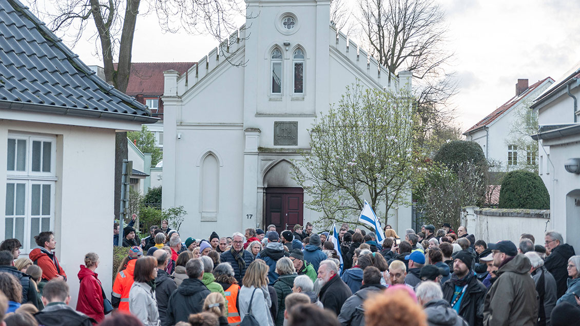 Mahnwache mit vielen Menschen vor der Synagoge in Oldenburg