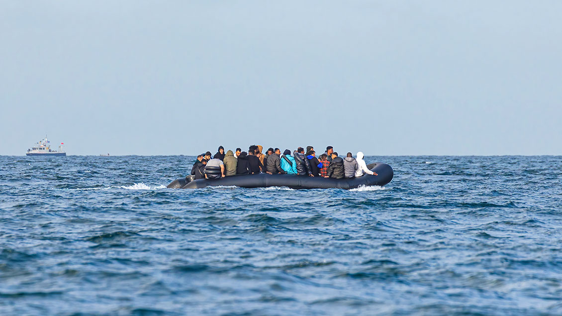 Migranten überqueren den Kanal zwischen Frankreich und Großbritannien.