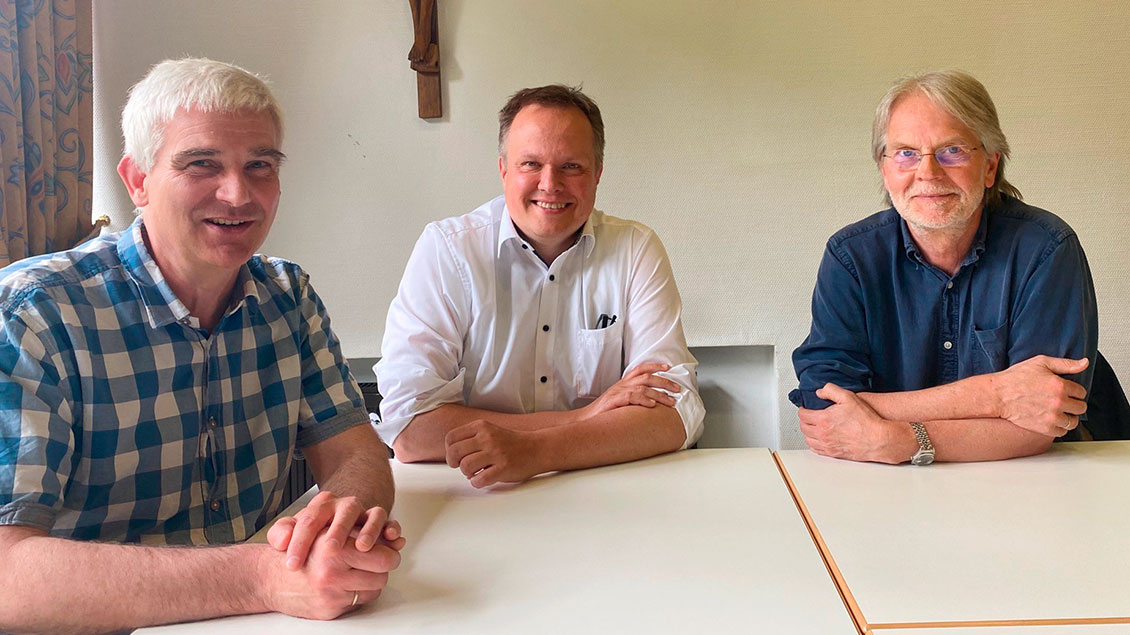 von links: David Schütz, Pfarrer Michael Ostholthoff und Wolfram Heidenreich 