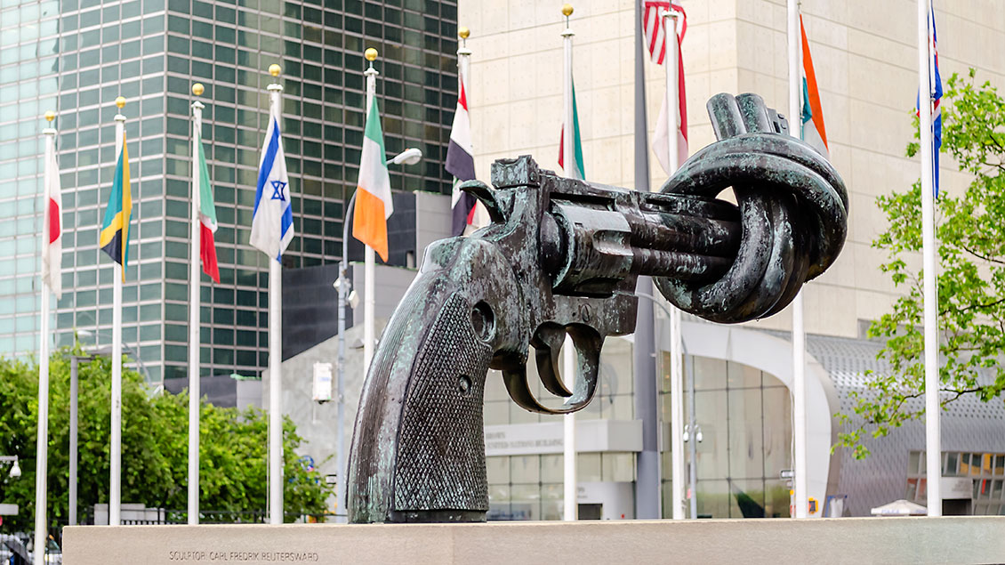 Kunstwerk "Knoten im Revolver" vor UN-Hauptquartier