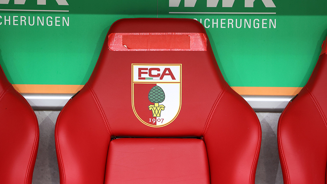 Bank des FC Augsburg mit Vereinslogo