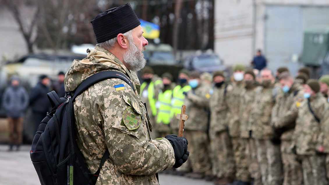Ukrainischer Kaplan mit Kreuz in der Hand