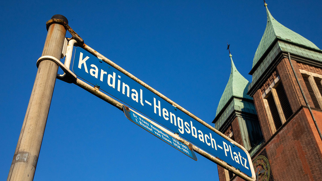 Straßenschild Kardinal-Hengsbach-Platz