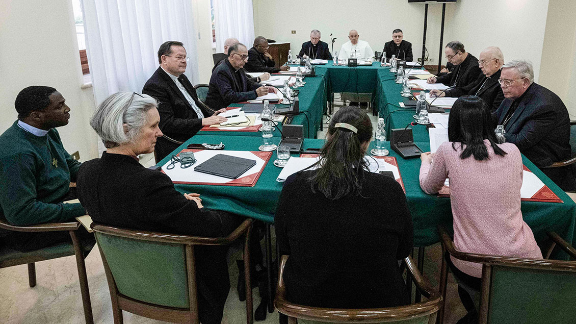 Eine Runde an einem Tisch unter Vorsitz des Papstes Foto: Vatican Media/Romano Siciliani (KNA)