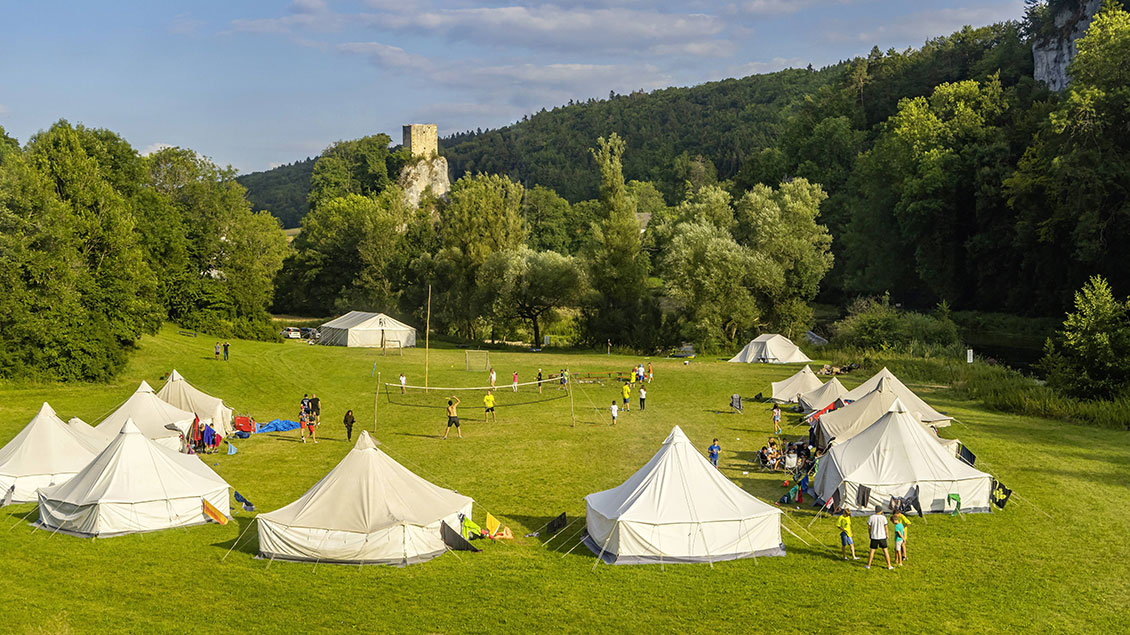 Pfadinder-Zelte in einem Lager