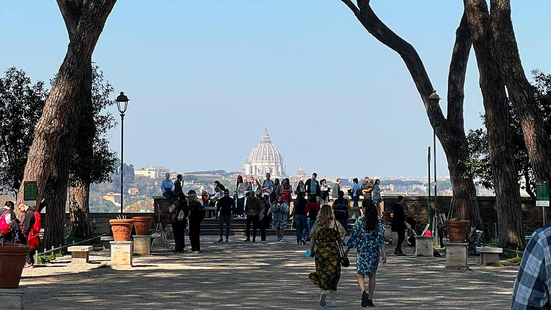 Blick vom Aventinshügel in Rom auf den Petersdom 